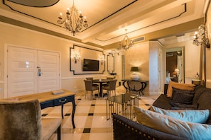40-inch flat-screen TV with cable channels, TV, heated floors