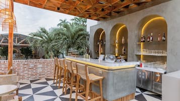 Bar en bord de piscine