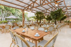 4 restaurantes; se sirven desayunos, almuerzos y cocina internacional 