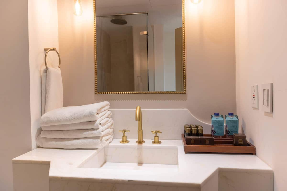 Chambre, plusieurs lits, non-fumeurs | 1 chambre, draps en coton égyptien, literie de qualité supérieure