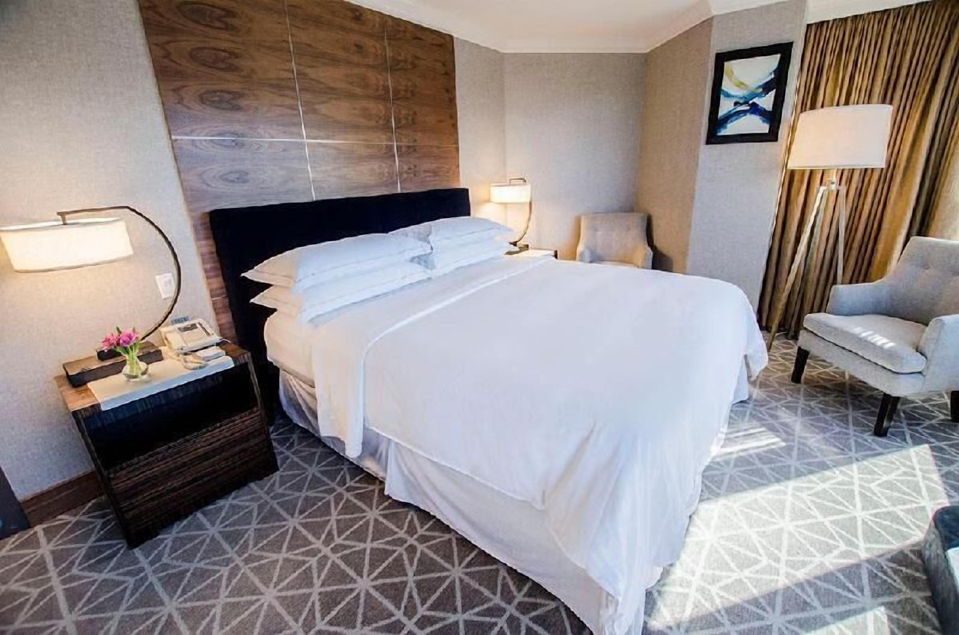 Premium bedding, in-room safe, desk, laptop workspace