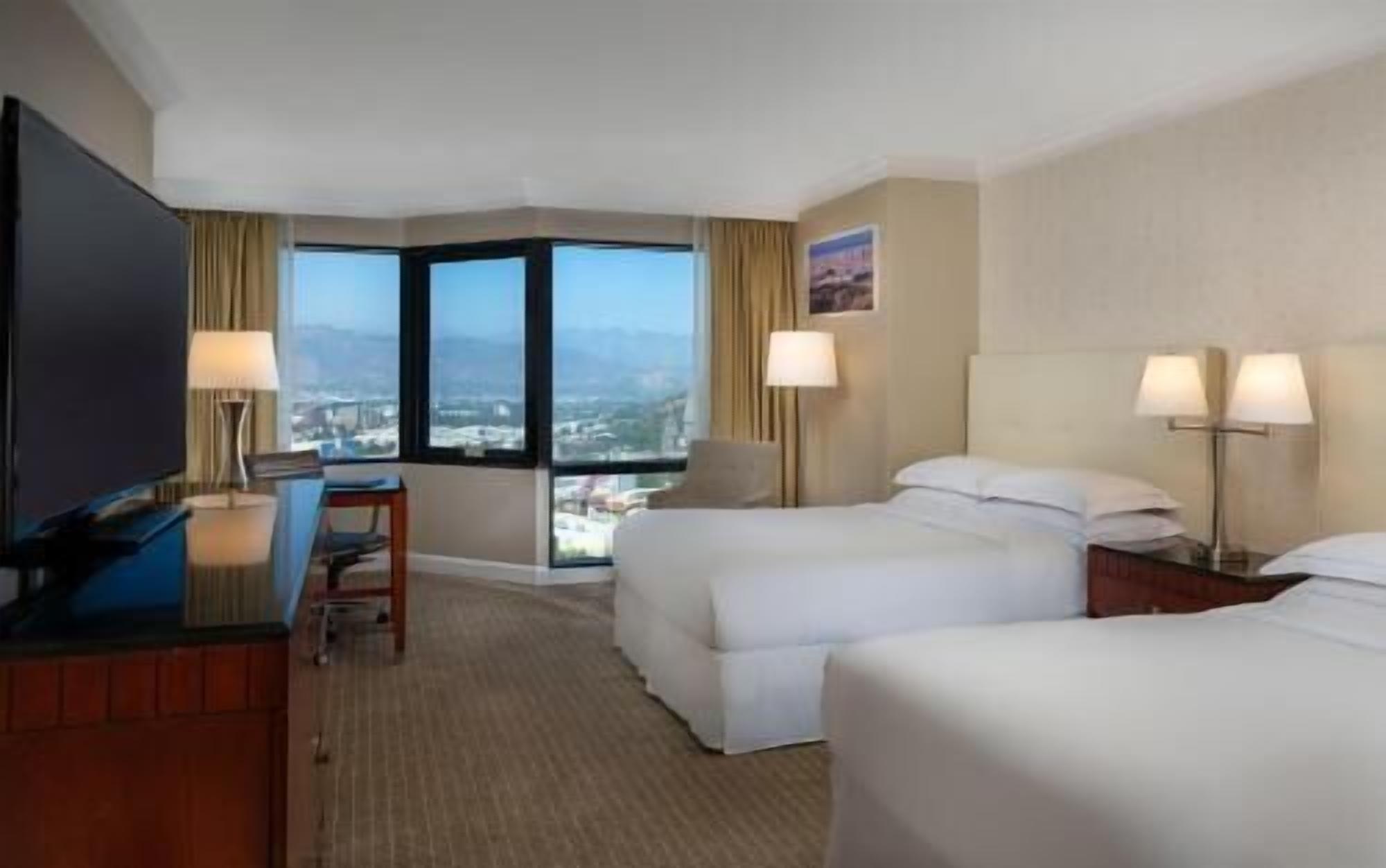 Premium bedding, in-room safe, desk, laptop workspace