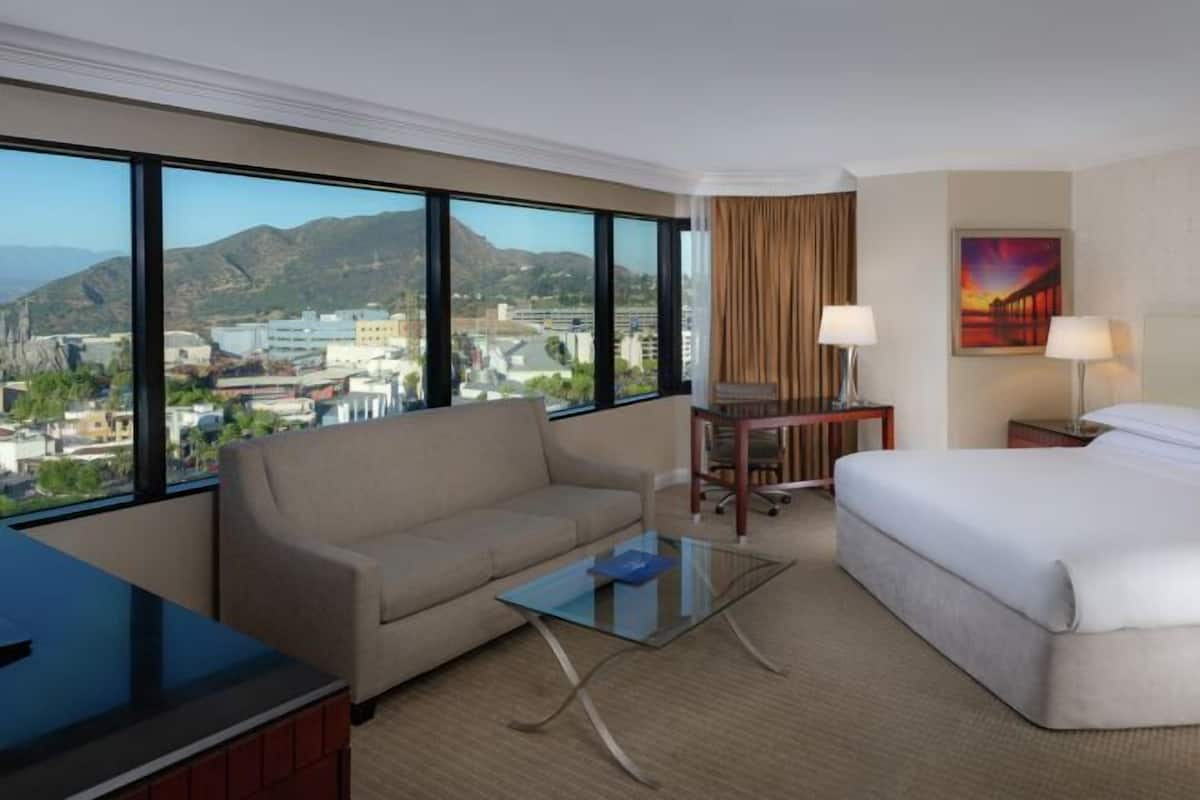 Premium bedding, in-room safe, desk, laptop workspace