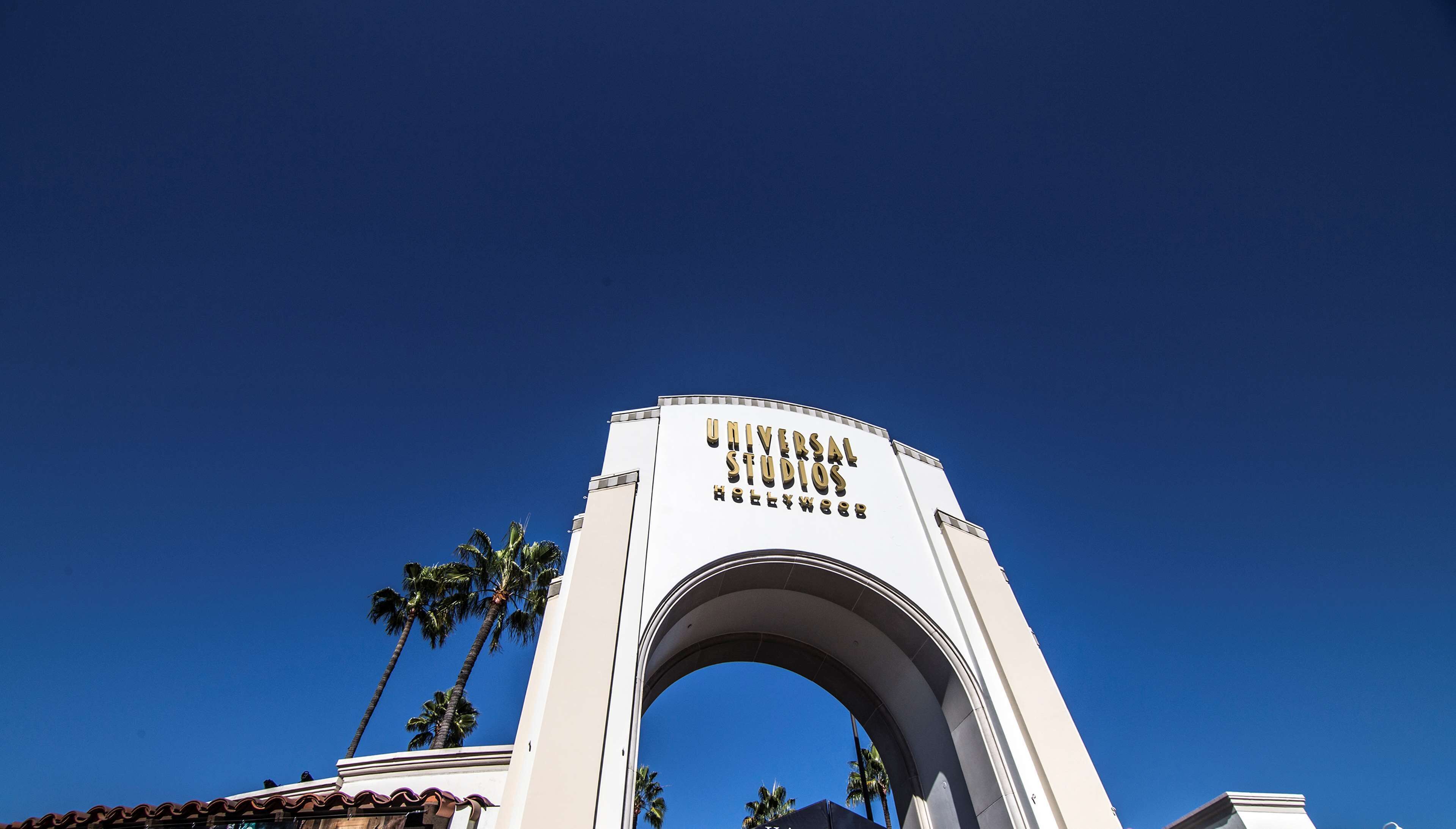 A white archway with "Universal Studios Hollywood" written on it.