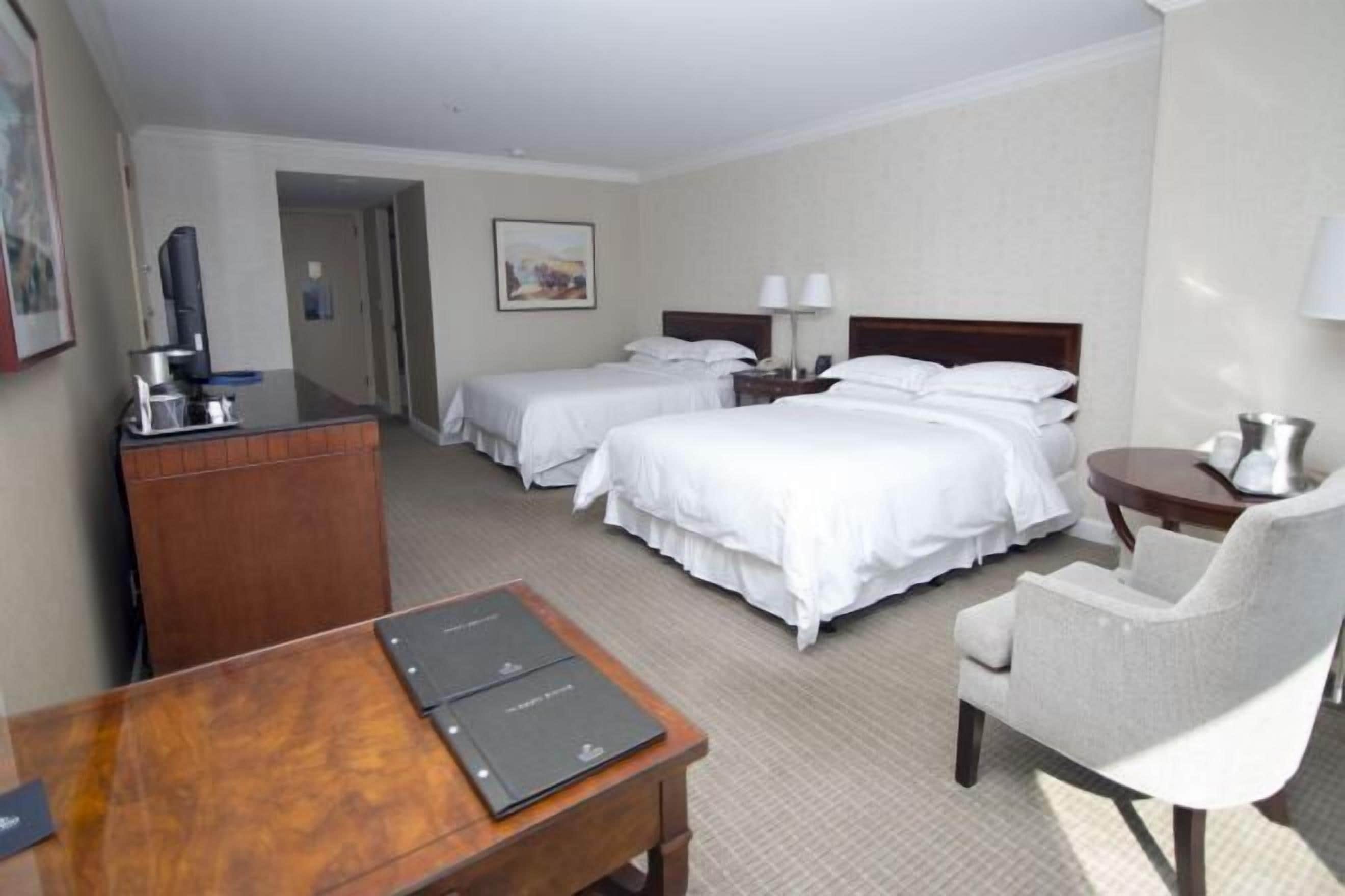 高档床上用品、客房内保险箱、办公桌、笔记本电脑工作区