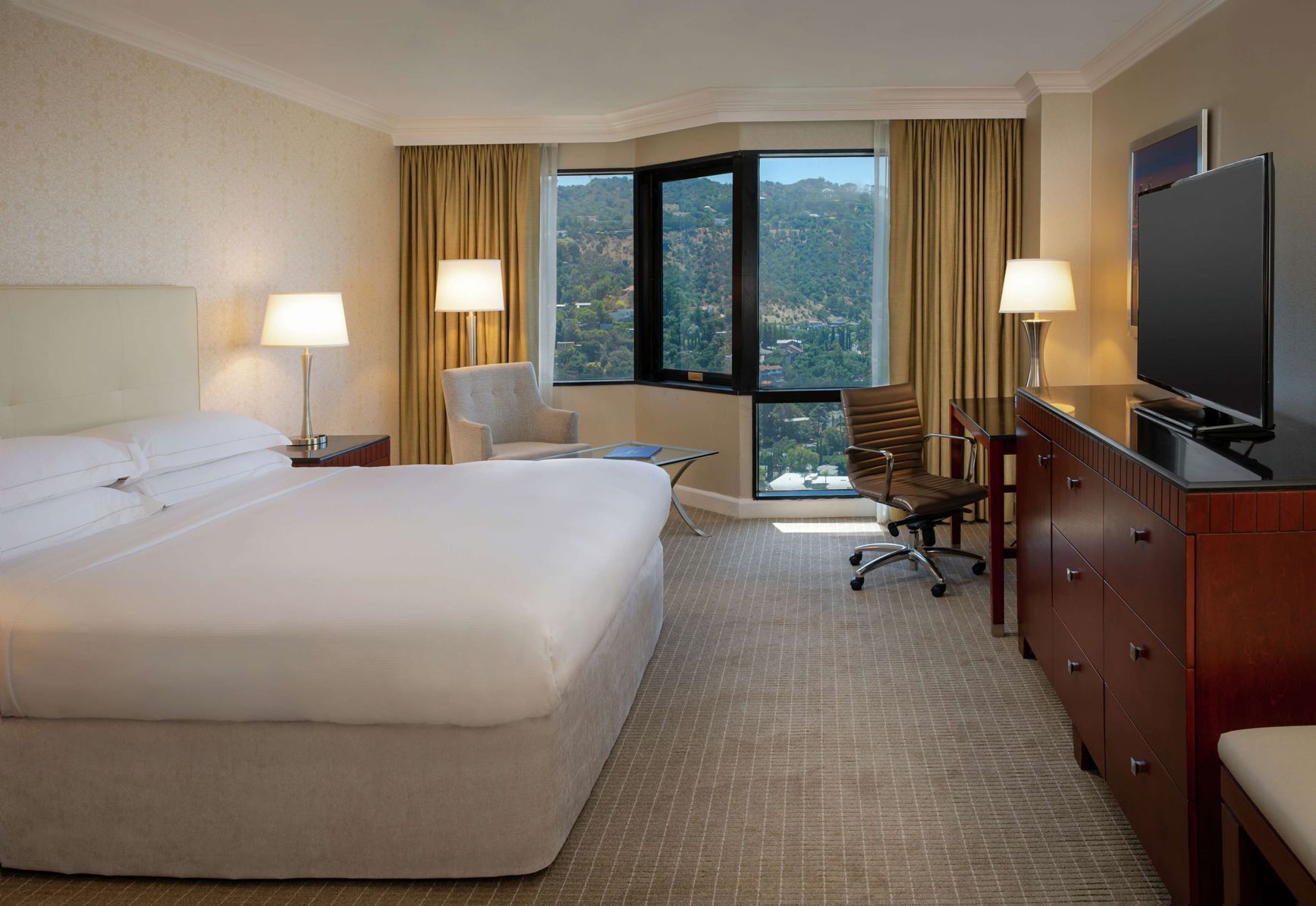 Premium bedding, in-room safe, desk, laptop workspace