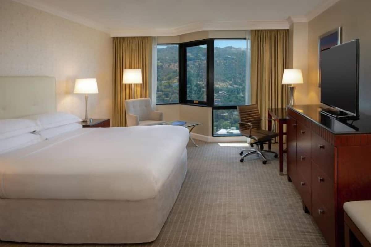 Premium bedding, in-room safe, desk, laptop workspace