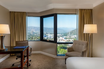 Executive Room, 1 King Bed, Non Smoking (Universal) | Premium bedding, in-room safe, desk, laptop workspace at Hilton Los Angeles/Universal City