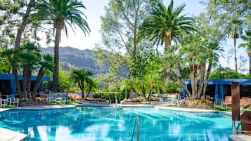 Piscina all'aperto, una piscina riscaldata, lettini