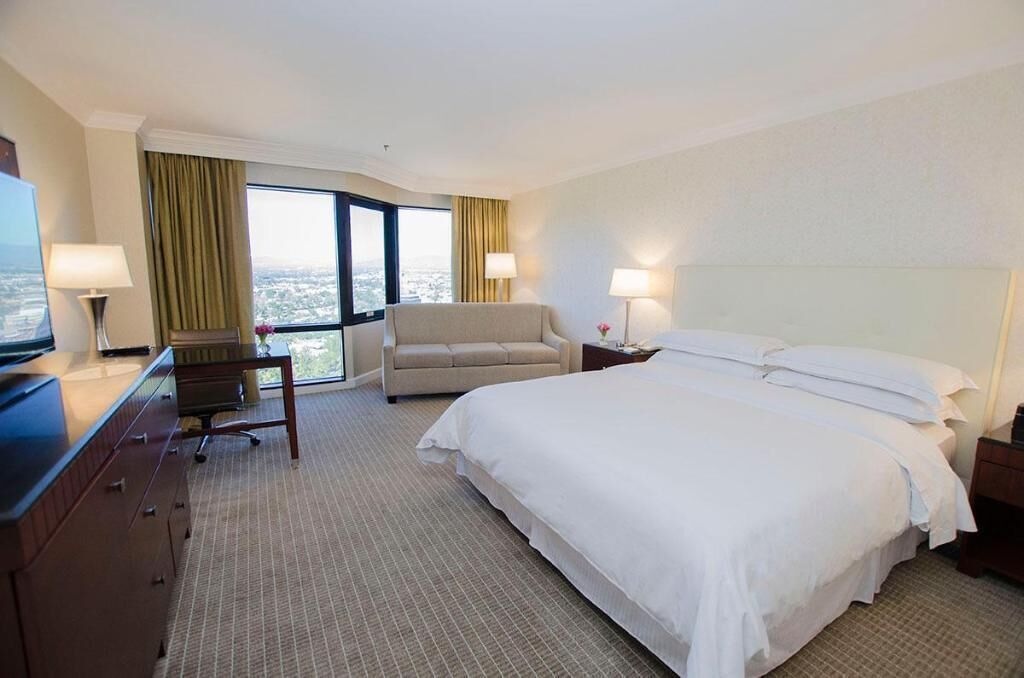 Premium bedding, in-room safe, desk, laptop workspace