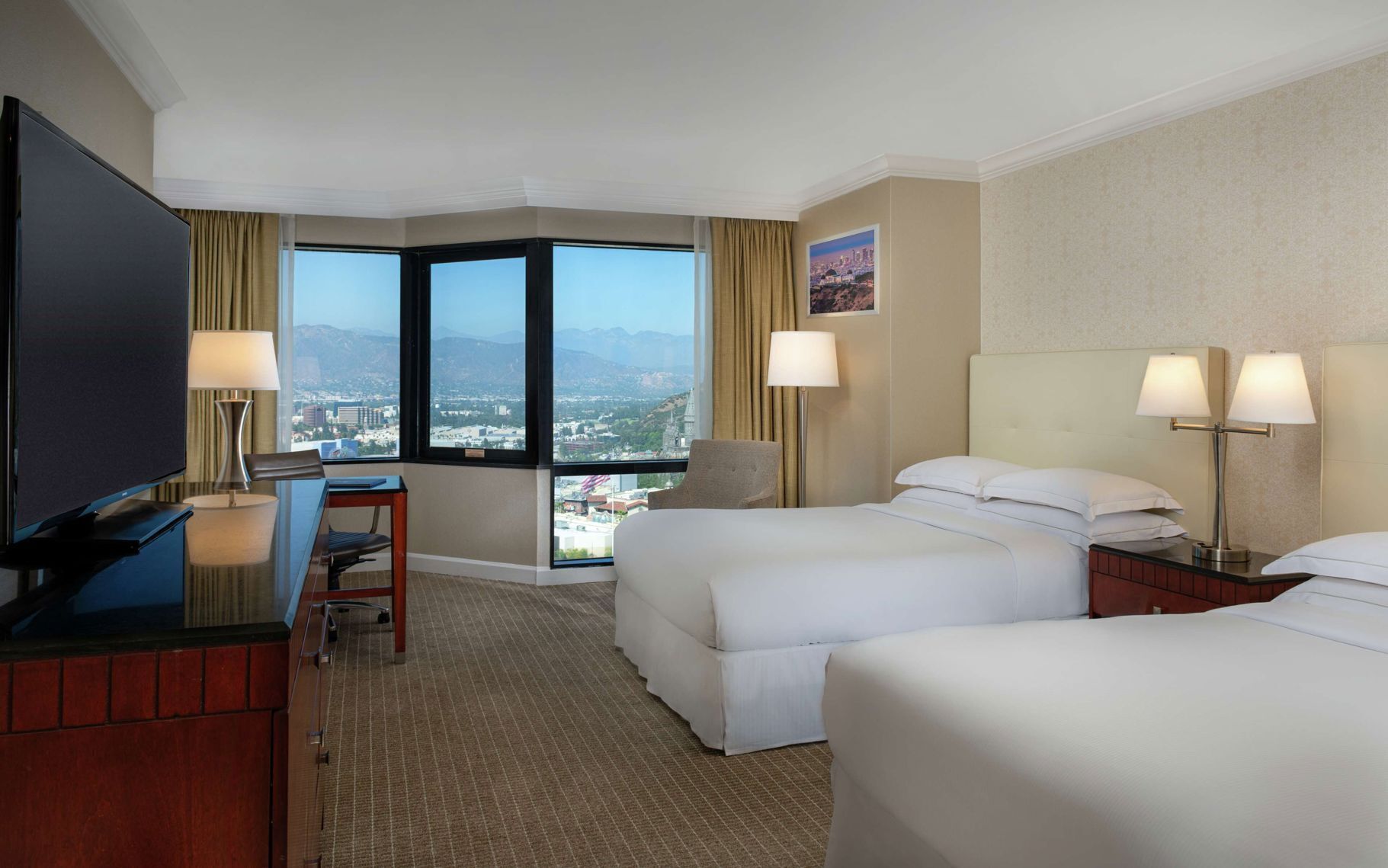 Premium bedding, in-room safe, desk, laptop workspace