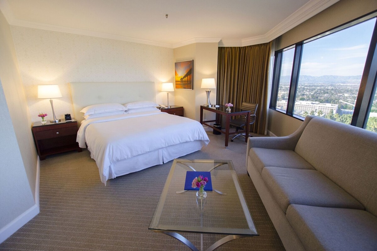 Premium bedding, in-room safe, desk, laptop workspace
