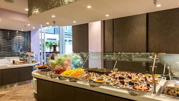 Desayuno completo (USD 34.00 por persona)