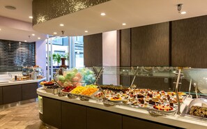 Tägliches großes Frühstück gegen Gebühr