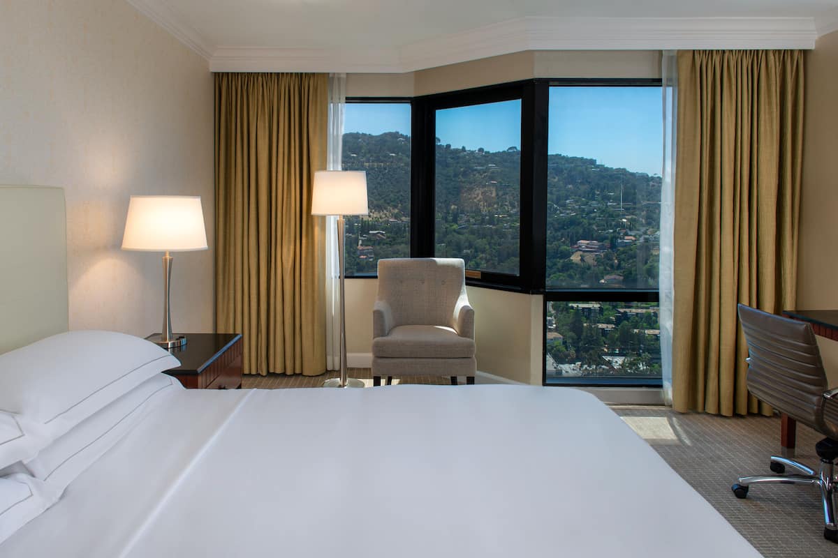 Premium bedding, in-room safe, desk, laptop workspace