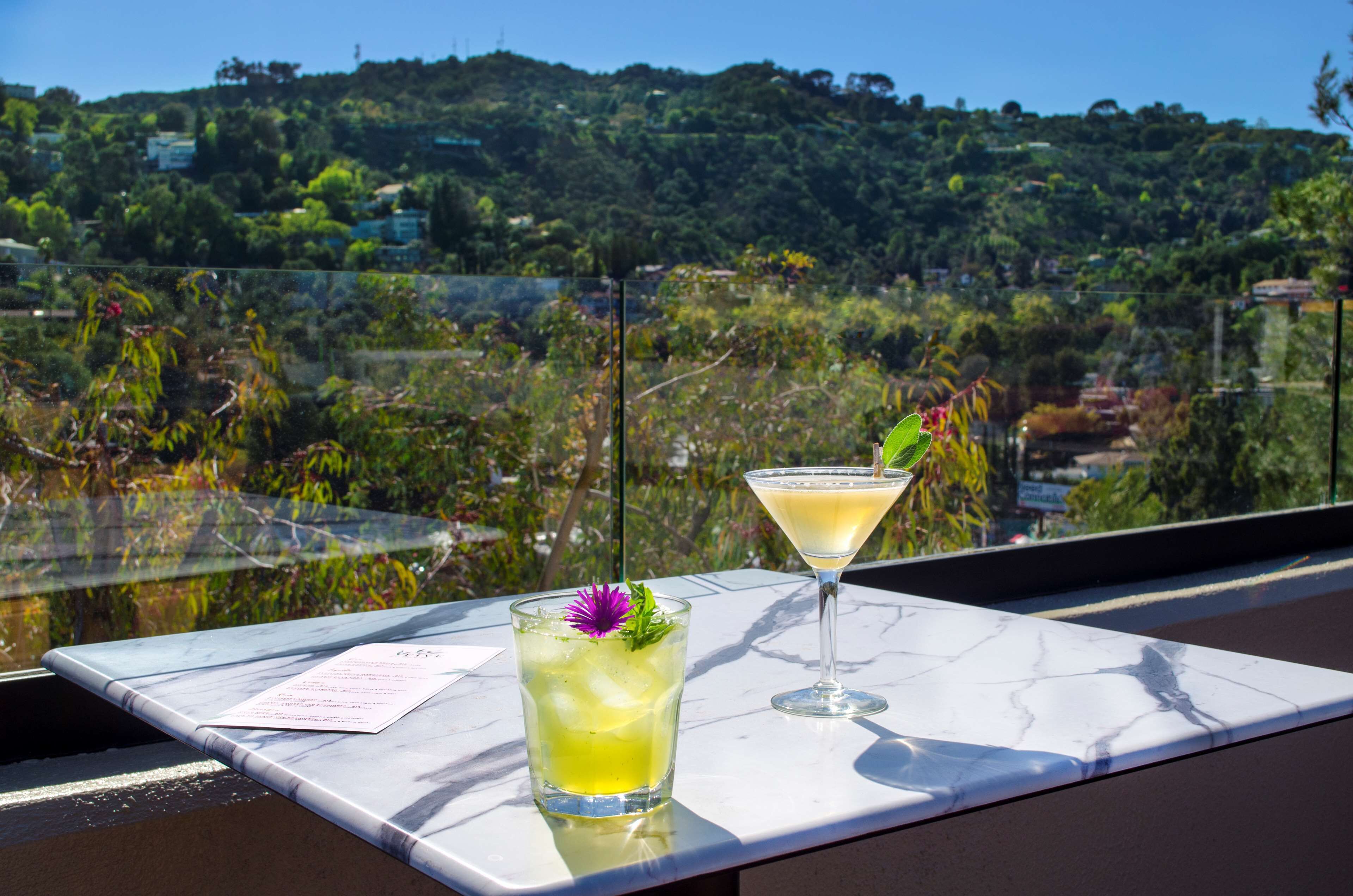 Serves lunch, dinner and happy hour