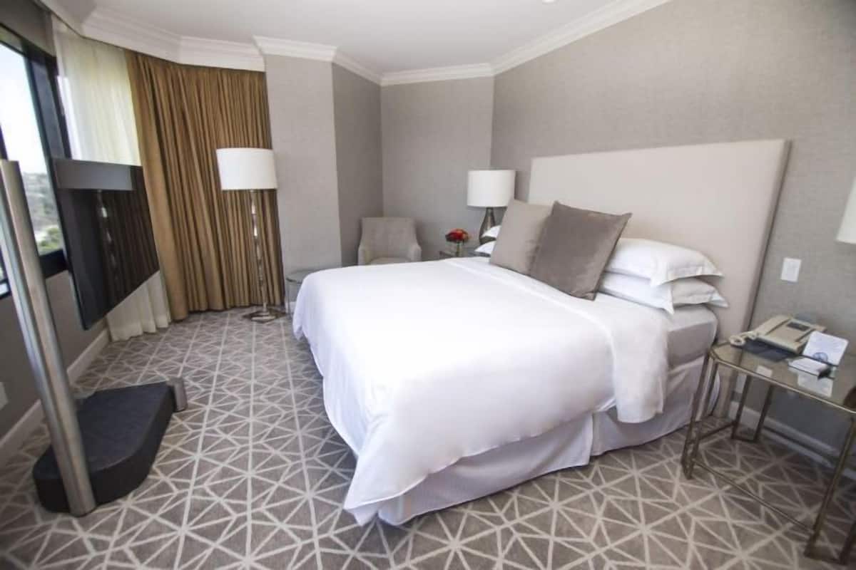 Premium bedding, in-room safe, desk, laptop workspace