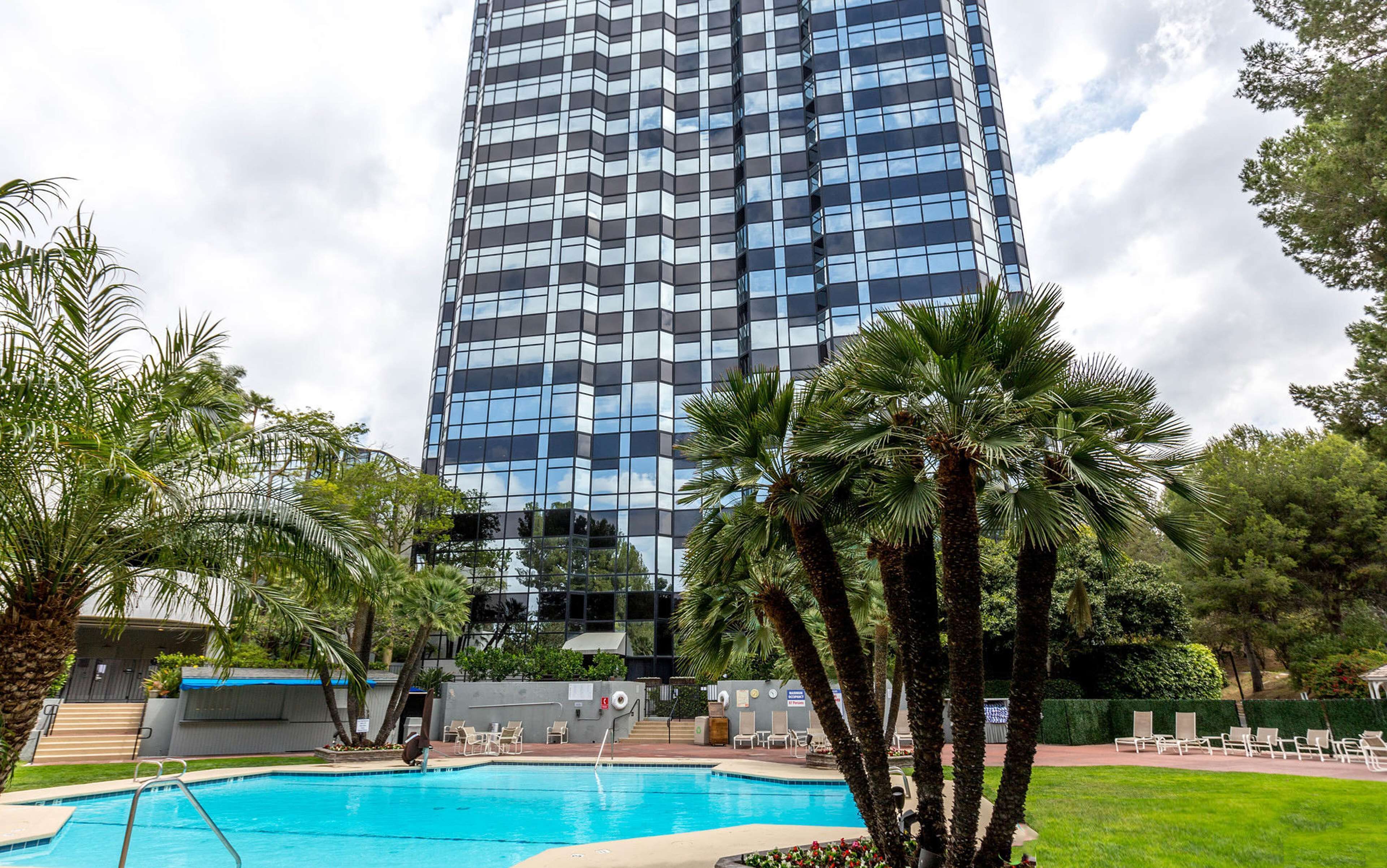 Piscine extérieure, piscine chauffée, chaises longues