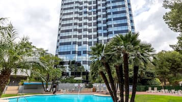 Piscine extérieure, piscine chauffée, chaises longues