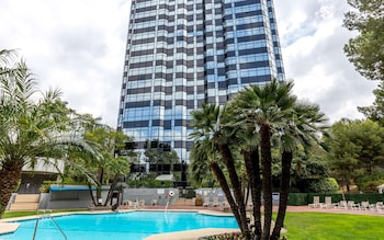 Outdoor pool, a heated pool, sun loungers at Hilton Los Angeles/Universal City