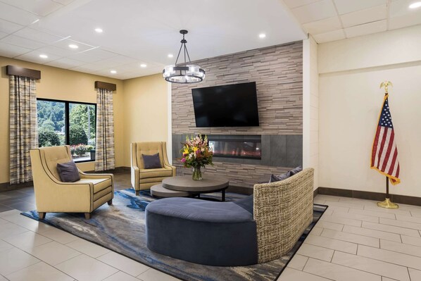 Lobby - Clarion Pointe Sylva near Cherokee Area (Sylva)