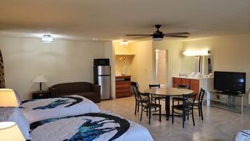 Quarto casal de uso individual | Escrivaninha, cortinas blackout, Wi-Fi de cortesia, roupa de cama