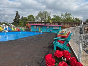 Piscine extérieure (ouverte en saison), parasols de plage