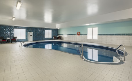 Una piscina techada, sillones reclinables de piscina. Chateau Bedford, Trademark Collection by Wyndham