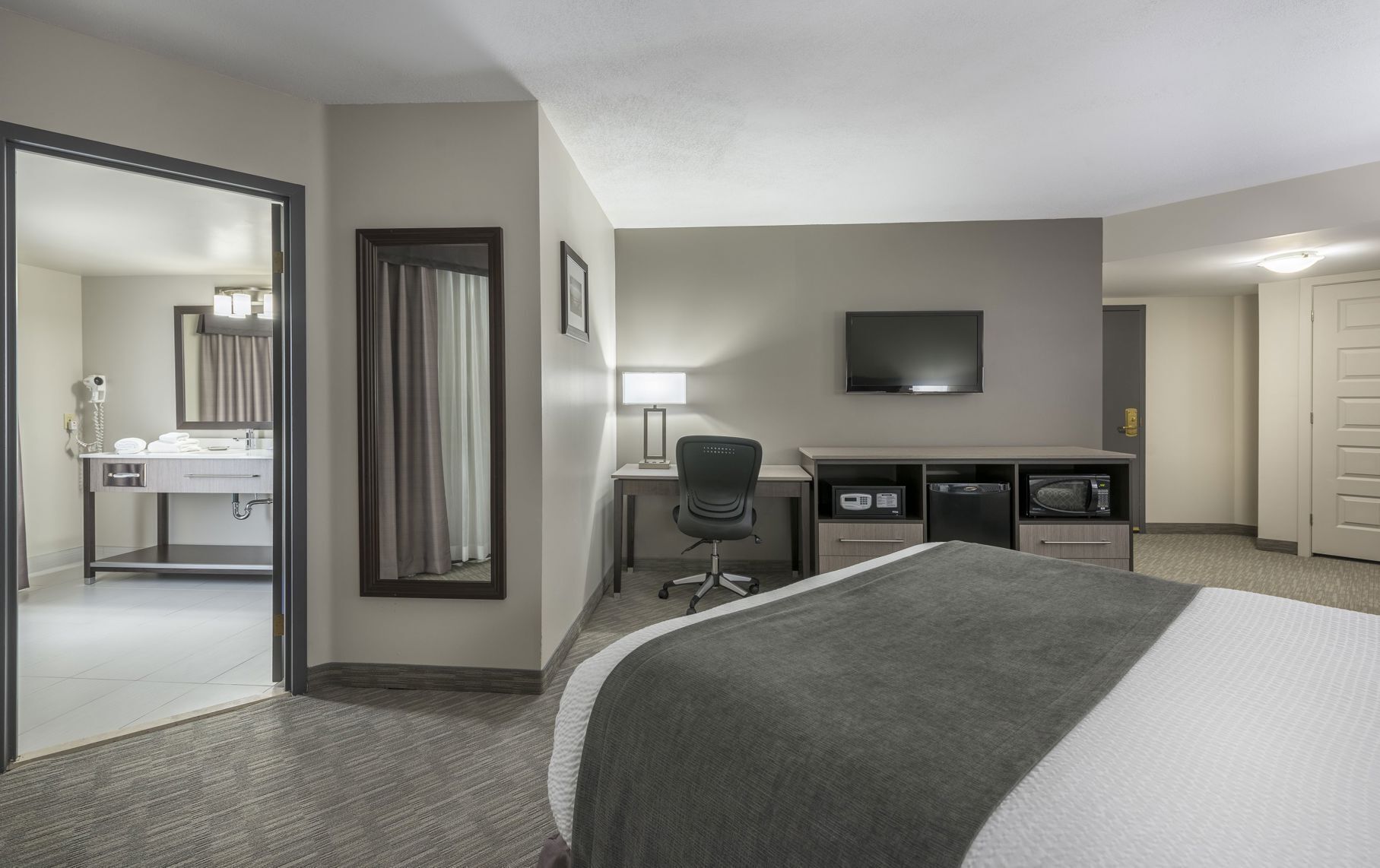 Premium bedding, in-room safe, desk, iron/ironing board