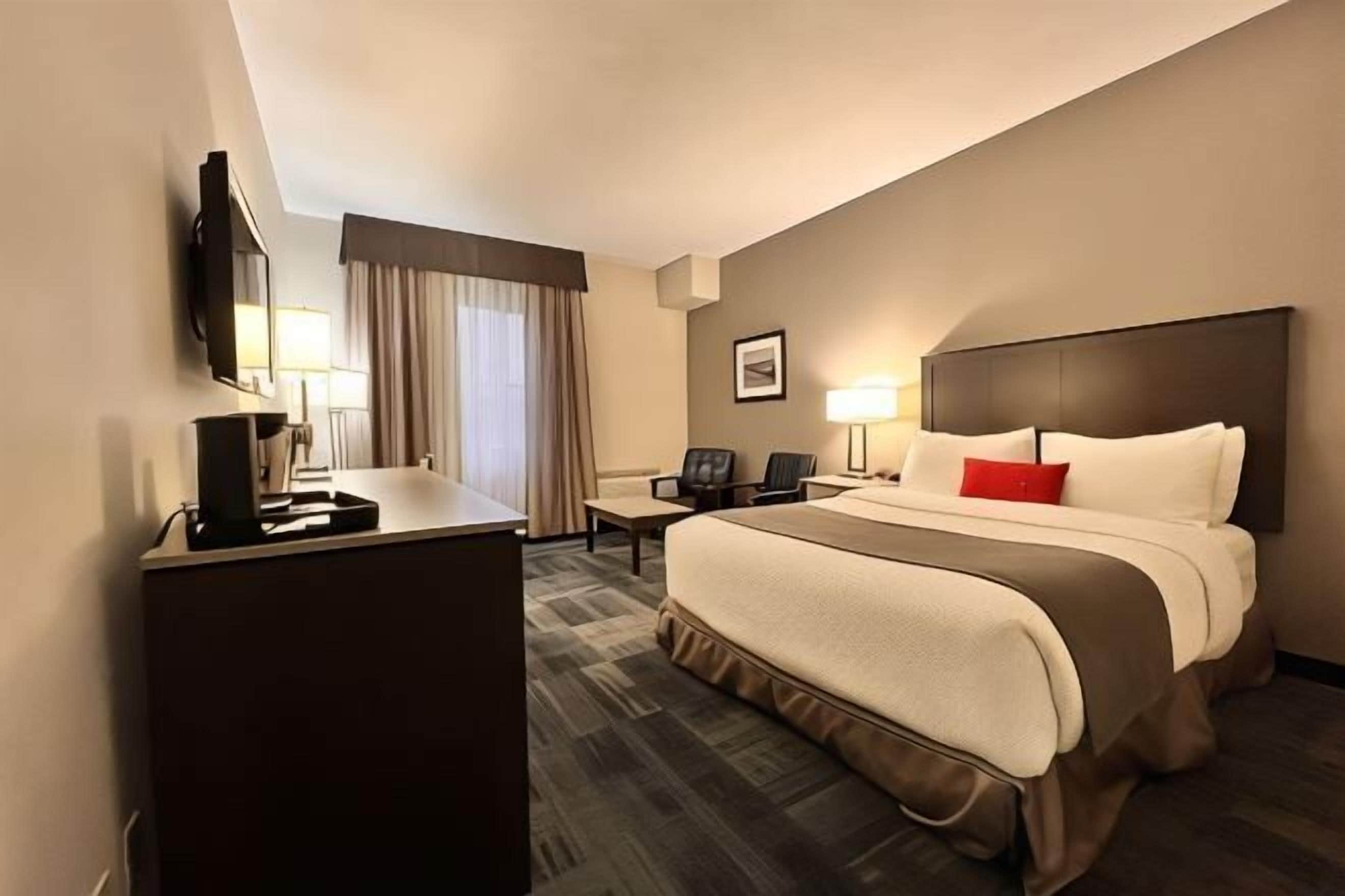 Hochwertige Bettwaren, Zimmersafe, Schreibtisch, Bügeleisen/Bügelbrett