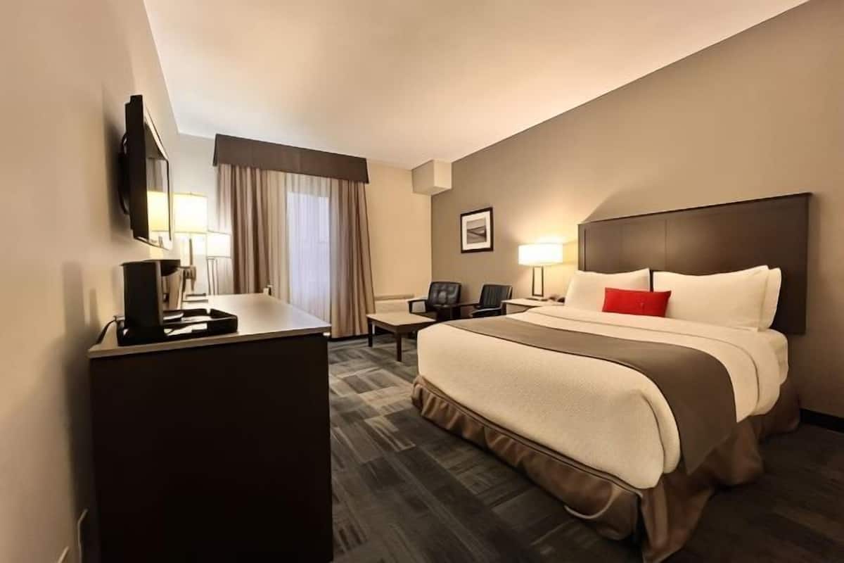 Ropa de cama de alta calidad y caja de seguridad en la habitación