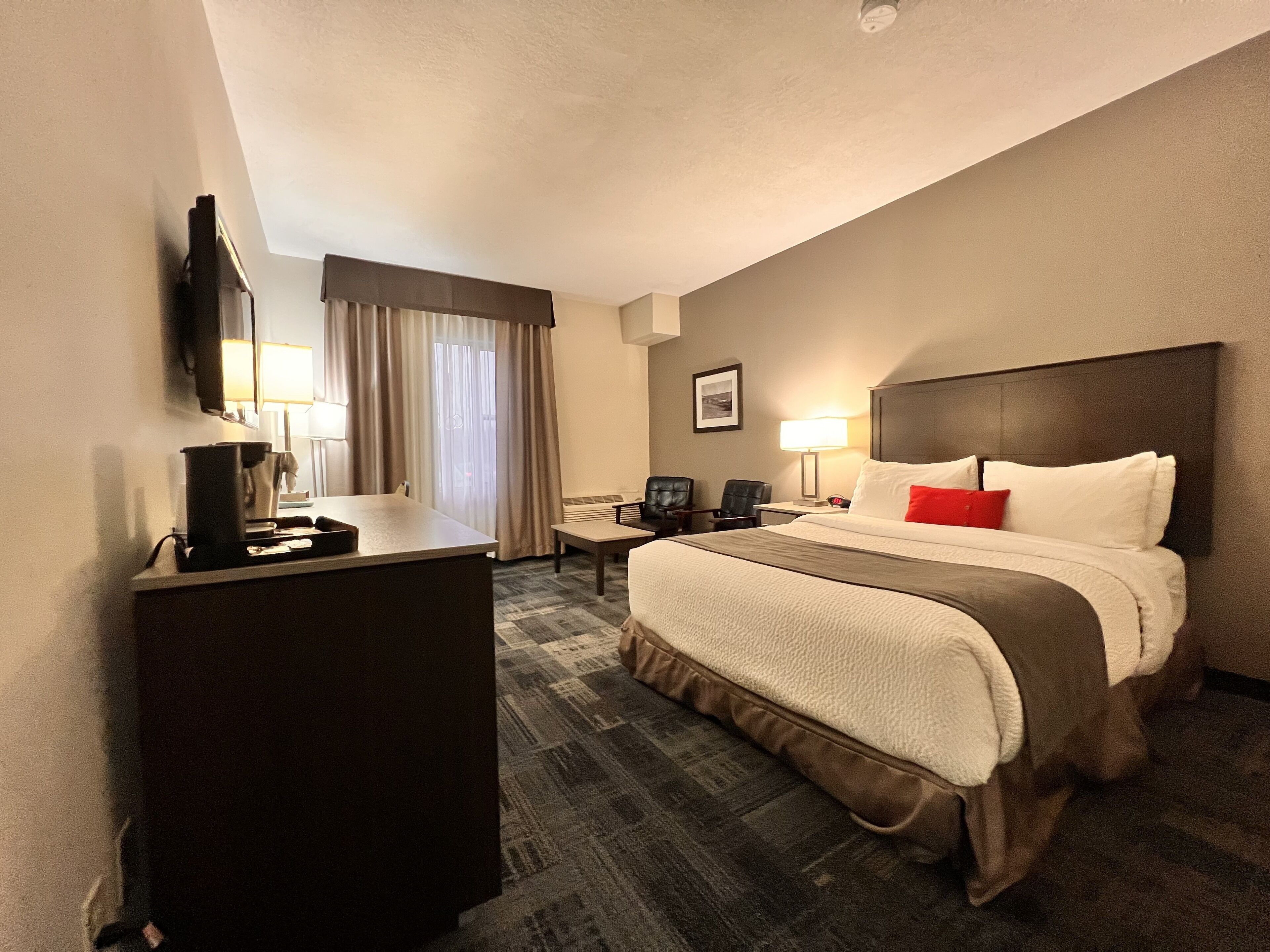 deluxe room, 1 queen bed, accessible, non smoking | premium bedding, in-room safe, desk, iron/ironing board