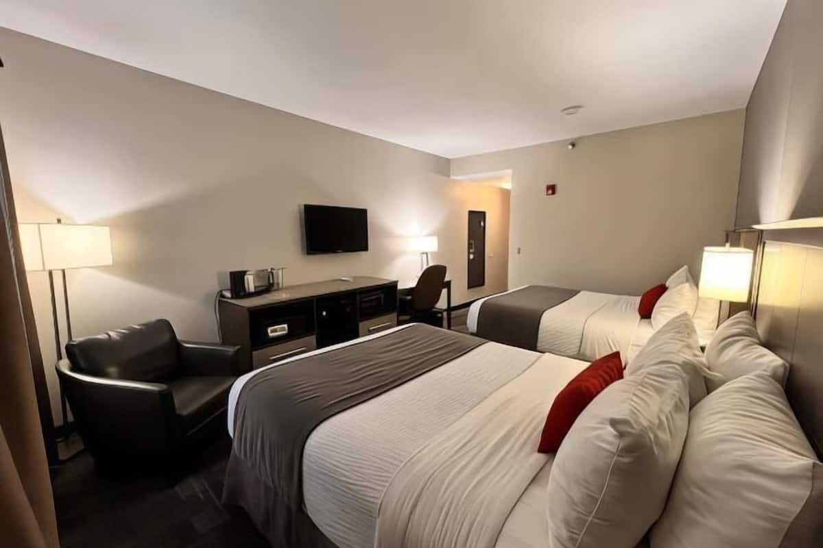 Ropa de cama de alta calidad y caja de seguridad en la habitación