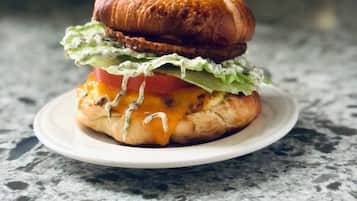 Un sándwich en un plato.