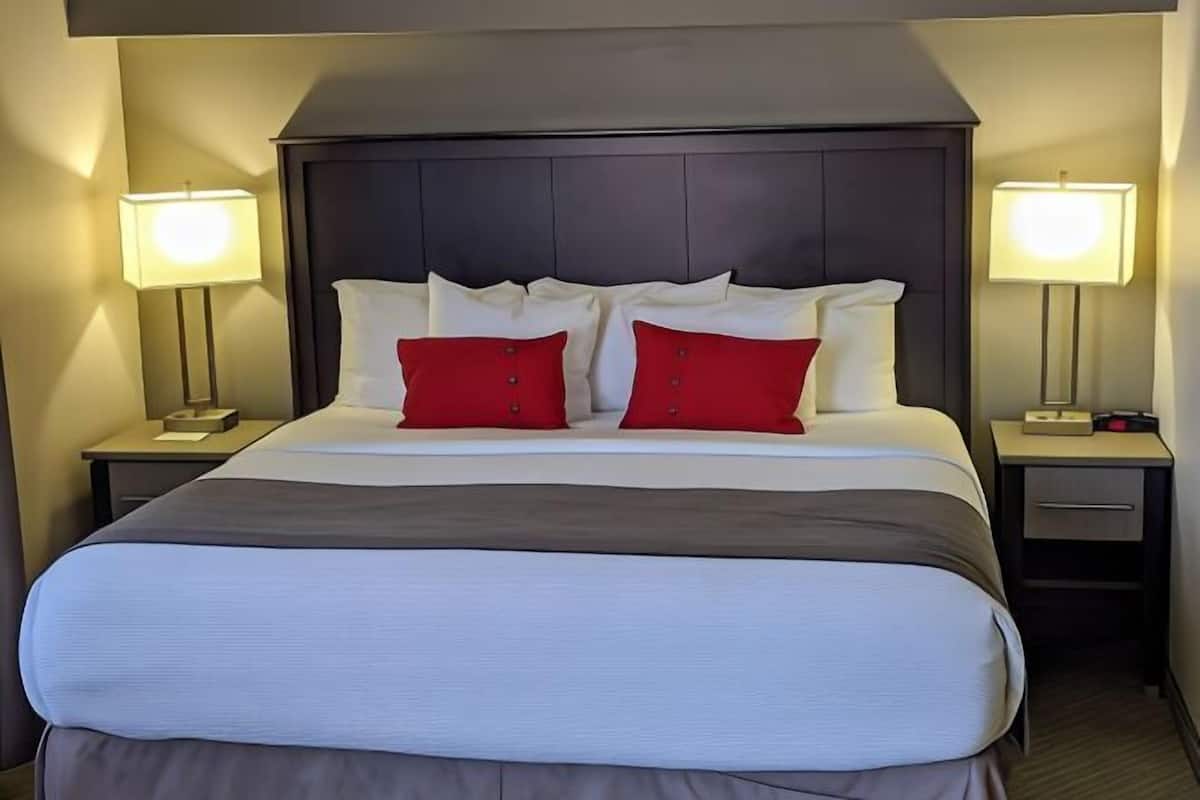 Ropa de cama de alta calidad y caja de seguridad en la habitación