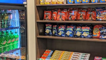 Eine Auswahl an Snacks mit Chips und Erfrischungsgetränken.