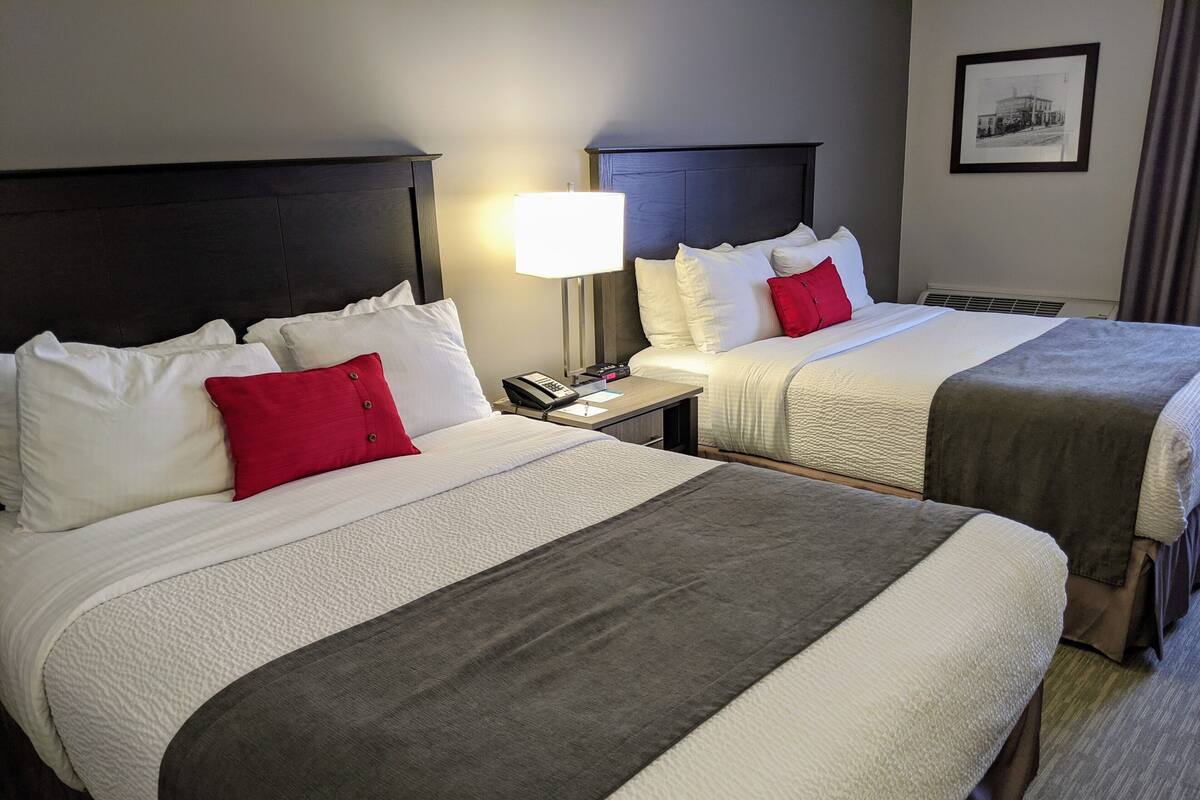 Premium bedding, in-room safe, desk, iron/ironing board