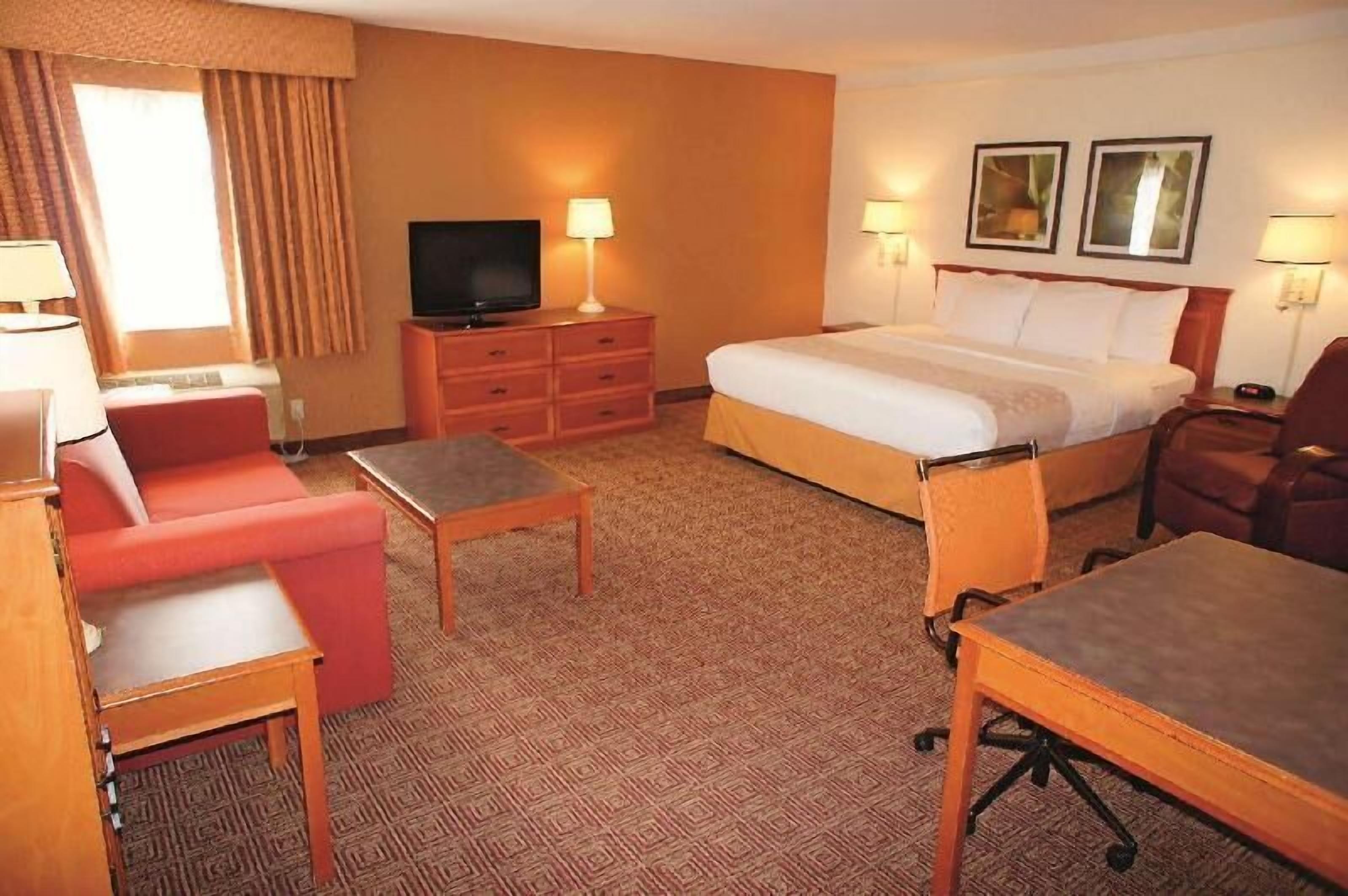 Bộ đồ giường cao cấp, bàn, màn/rèm cản sáng 