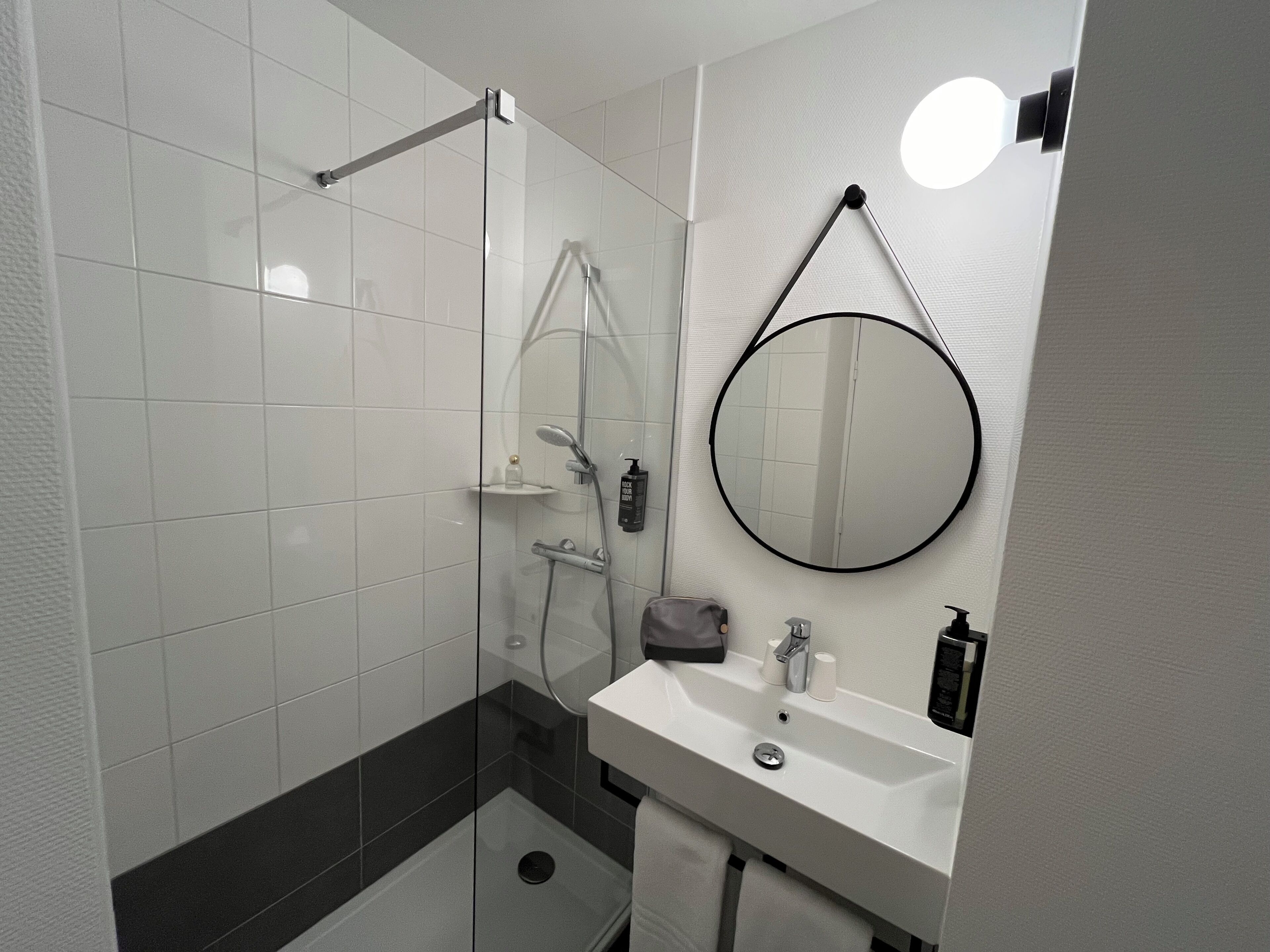 Douche, sèche-cheveux, serviettes fournies
