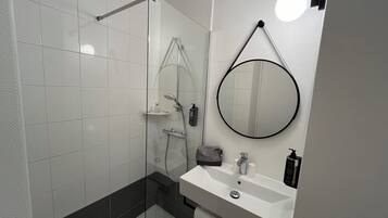 Douche, sèche-cheveux, serviettes fournies