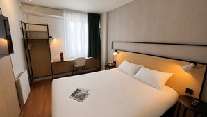 A hotel room with a bed, a desk, a chair, and a TV. - ibis Alencon (Alencon)
