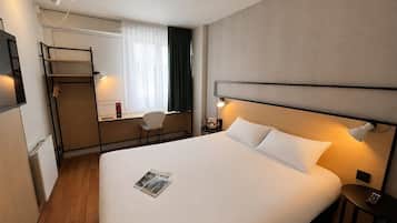 Habitación estándar, 1 cama matrimonial | Ropa de cama hipoalergénica, escritorio y cortinas blackout