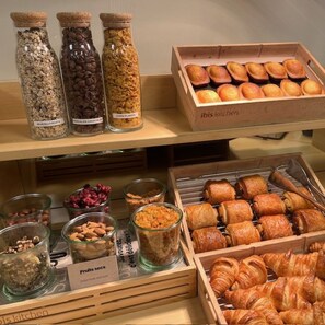 Petit déjeuner buffet (11.9 EUR par personne)
