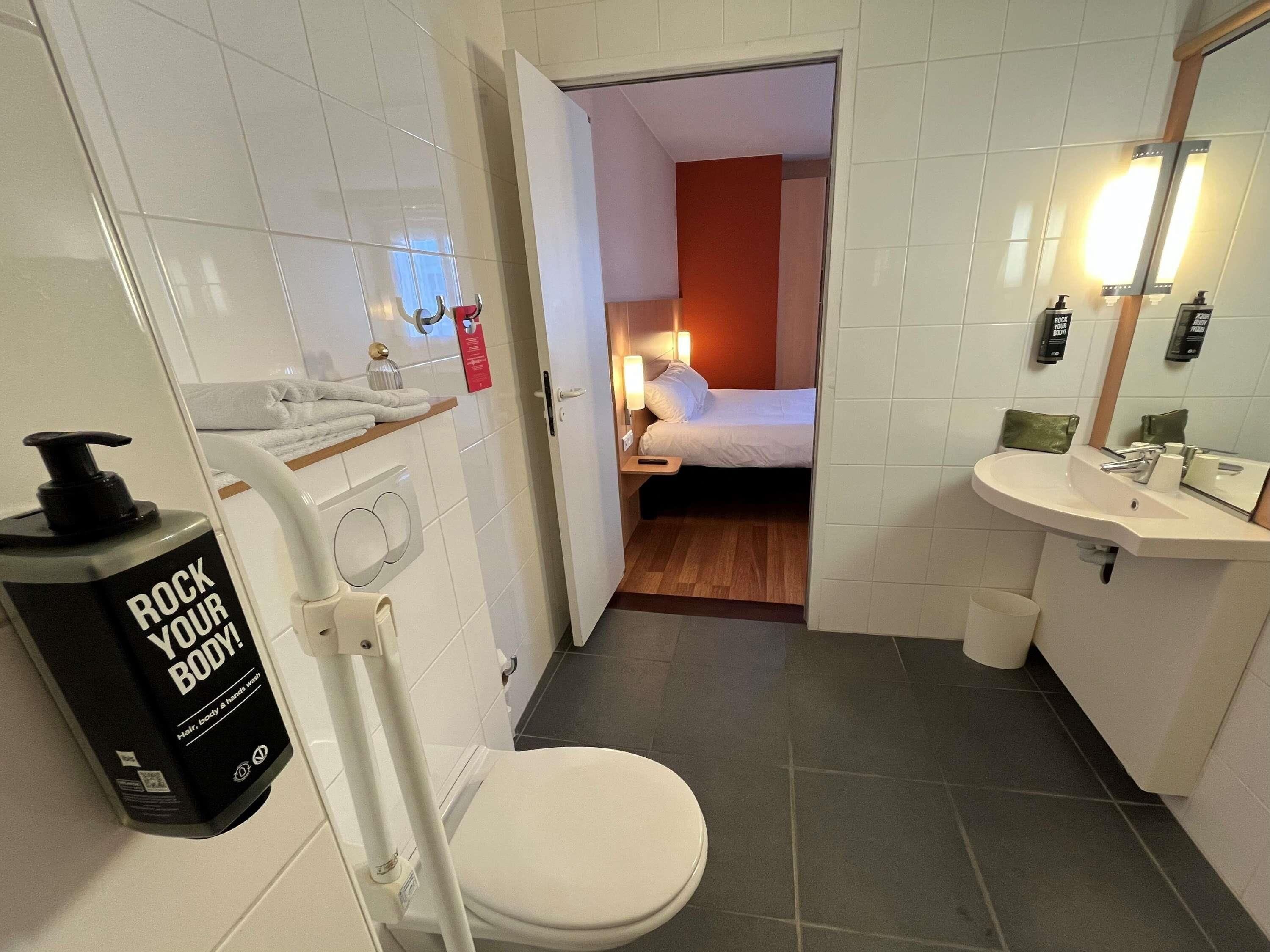 Regadera, secadora de cabello, toallas 