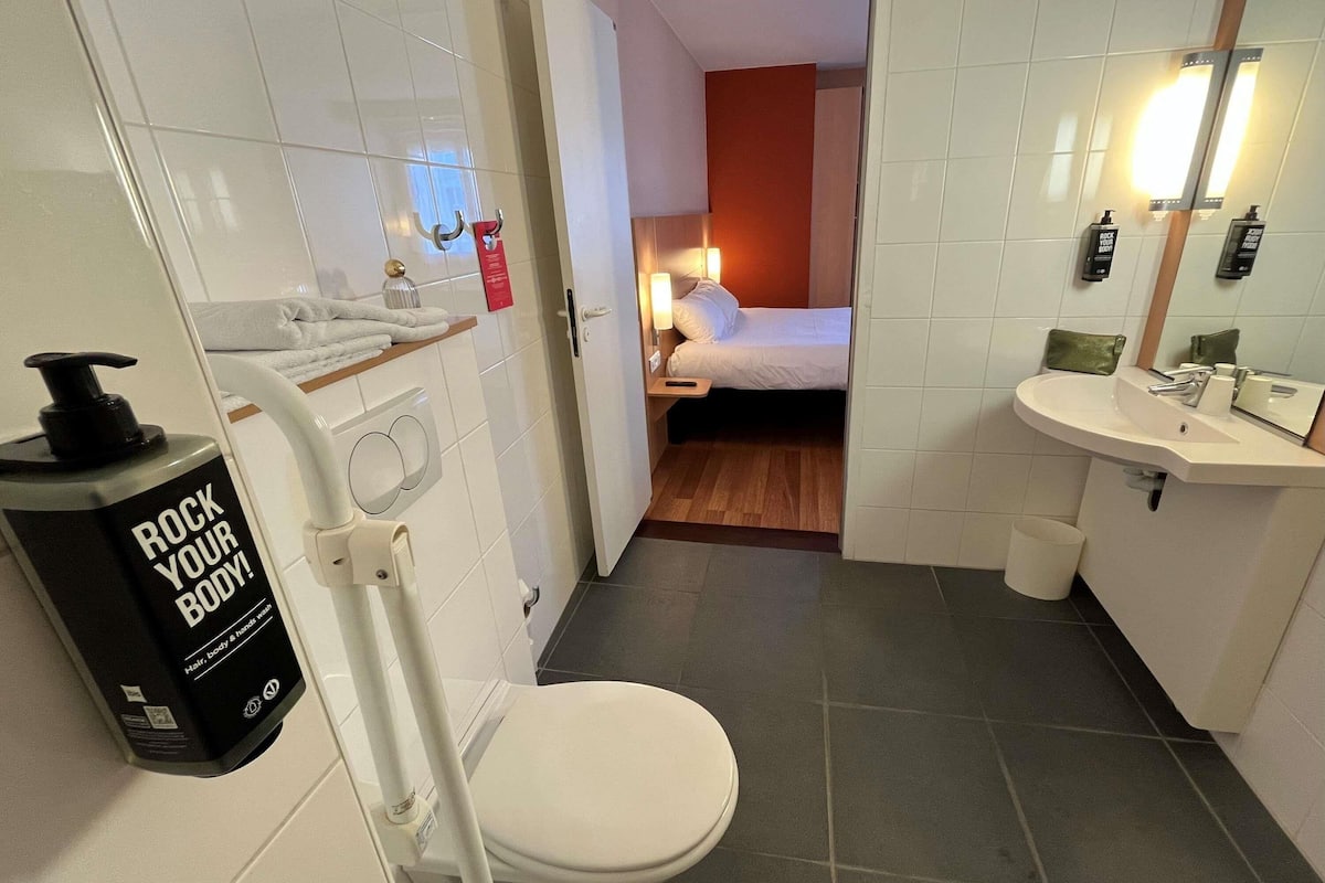 Regadera, secadora de cabello, toallas