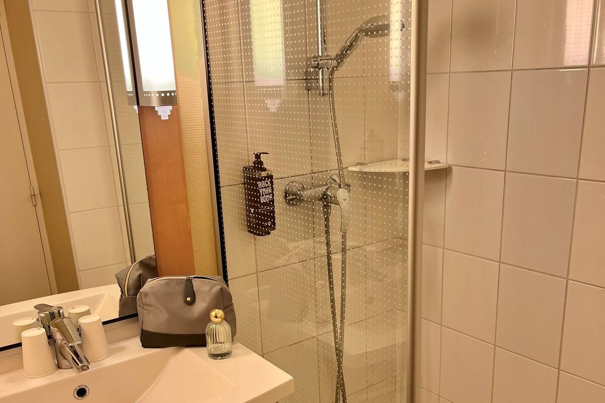standard room, 1 double bed | bathroom | shower, eco-friendly toiletries, hair dryer, towels
