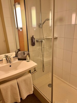 Chambre Standard, 1 lit double | Salle de bain | Douche, articles de toilette écologiques, sèche-cheveux