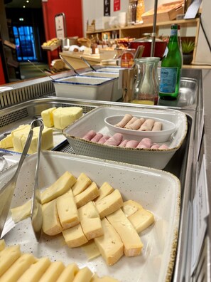 Petit déjeuner buffet (11.9 EUR par personne)