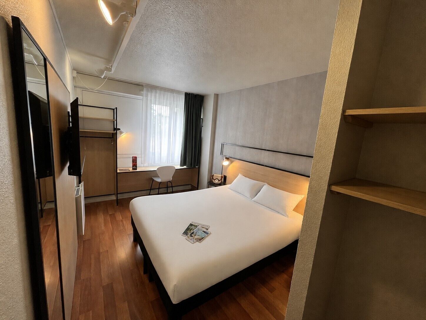 Habitación estándar, 1 cama matrimonial | Ropa de cama hipoalergénica, escritorio y cortinas blackout 
