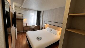 Standard Room, 1 Katil Kelamin (Double) | Peralatan tempat tidur hipoalergenik, meja, langsir/tirai gelap terus